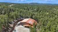 Spacious 8-bedroom house with WiFi, AC, Hot Tub South of Lead -  Privatzimmer