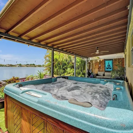 Lake view jacozi entire home Close tohard rock. 10 min from FLL and the beach.