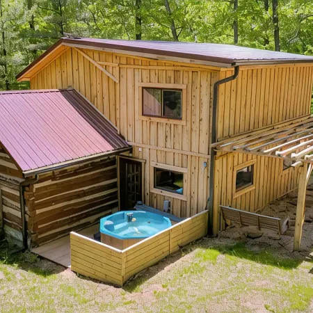 Private 3.5 acre Waterfront Cabin with Hot Tub, WiFi, Minutes from Nashville