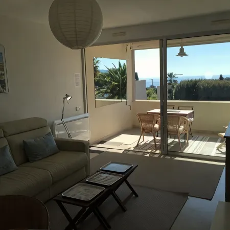 Cassis, Apartment with terrace, sea and cliff views. Private parking, Wifi.