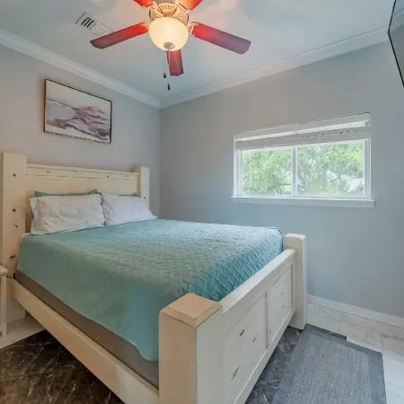 Lovely 2 Bedroom Condo with a Pool and Beach View