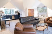 Airy Studio with Lake Access & Views, AC, 5Min to Downtown - Homestays