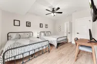 Summer Specials!-Brand New! 1 Mile to Sdc, 2 Arcades, Private Hot Tub, 2 Pools - 4 tähden