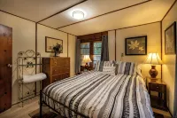 "UpRiver Nest" - Cabin on the Mckenzie River in Oregon