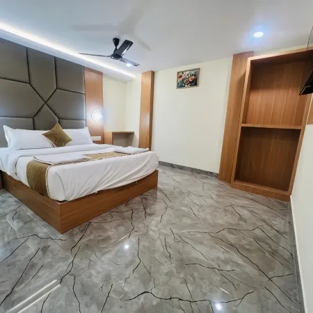 Hotel Crystal Castle Goregaon West Link Road, Mumbai Отели рядом с достопримечательностью «Пляж Акса»