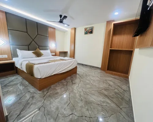 Hotel Crystal Castle Goregaon West Link Road, Mumbai Hotels near Inorbit Mall