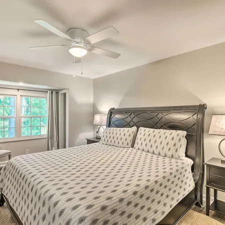 Resort Access - Lake - Pools -Pickleball - Gym. Spacious Townhome for Groups
