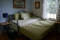 Secluded Waterfront Cottage on 200 acre farm near Queenstown - Homestays