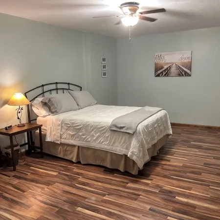 The Boatyard Loft and Suites Unit B Отели в г. Сандаски