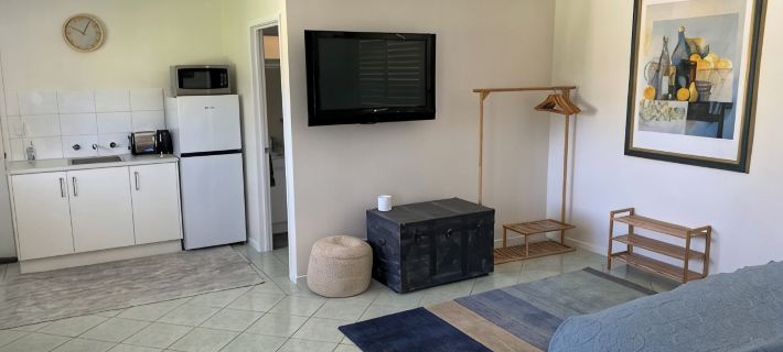 Studio at Beechworth next to the forest. Pet friendly but please let us know. . Hotels in Beechworth