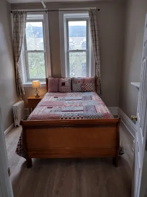 2 BEDROOM 3RD FLOOR RENOVATED W/KITCHEN - 3 MINUTES TO SUBWAY - 방갈로