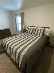 Super Clean, Cozy 3 Bedroom 2 Bath, Sleeps 6 close to Hereth Park - 3-Star
