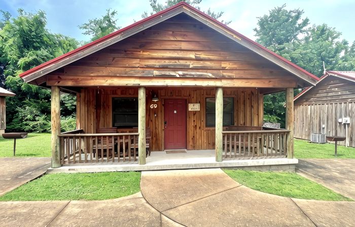 PX Cafe #69 Cabin in Town, Walking Distance to the Courthouse Square.