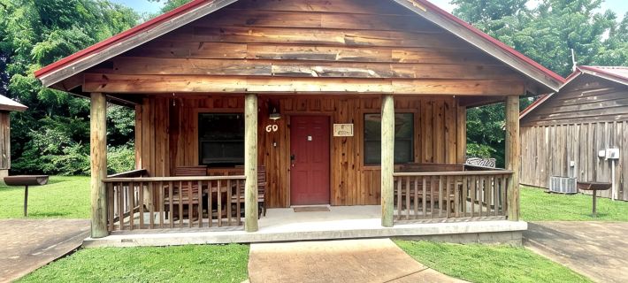 PX Cafe #69 Cabin in Town, Walking Distance to the Courthouse Square. Hotels in Stone County