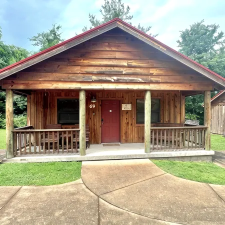 PX Cafe #69 Cabin in Town, Walking Distance to the Courthouse Square.