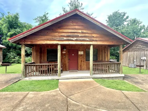 PX Cafe #69 Cabin in Town, Walking Distance to the Courthouse Square. - 3-Star
