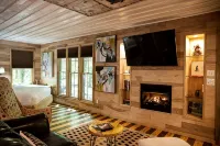 Honeymoon Loft Cabin - Soaking Tub & Fireplace - Walk to Mentone - Wifi