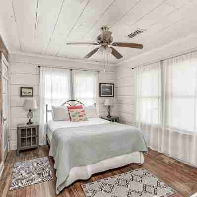Updated Farm House on 1/2 Acre 1 Block From Aransas Bay Rooms