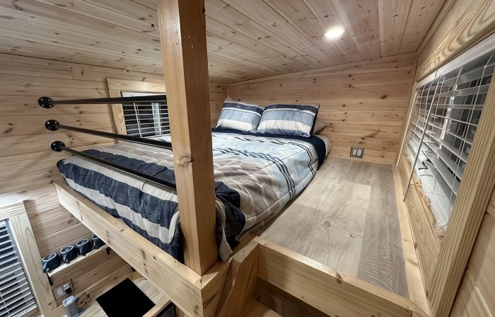 Lake Life Tiny House located on top of the water - Pool - 3 Kayaks - Beautiful!