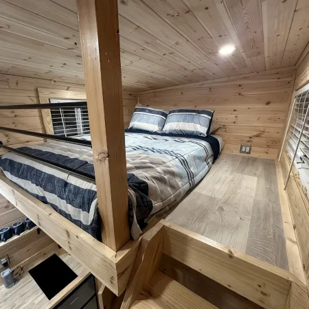 Lake Life Tiny House located on top of the water - Pool - 3 Kayaks - Beautiful!