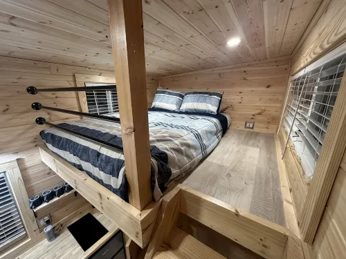 Lake Life Tiny House located on top of the water - Pool - 3 Kayaks - Beautiful! - Pools