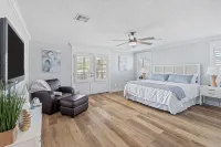 Luxury riverfront home w/ pool, fishing dock, & boat house w/ lift ! Sleeps 14 - Alojamientos