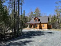Cozy cabin nestled in the woods, 5 minutes to Sunapee Mountain & lake! - 4-Star
