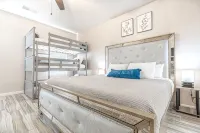 Spacious 5-Bedroom home w/ Pool & Hot Tub - Parvekkeita