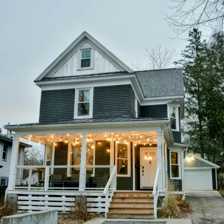 Historic Home w/ Large Kitchen-Comfy Beds-Laundry
