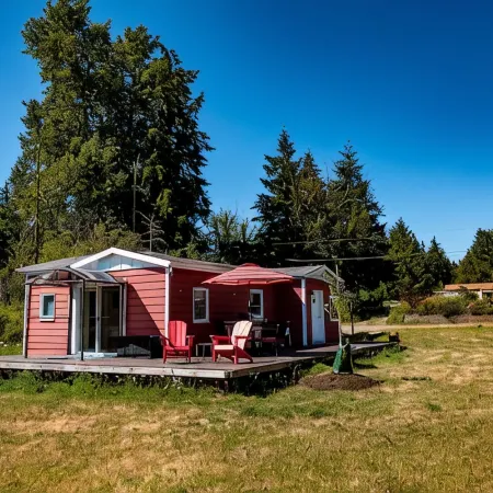 Peaceful Beachfront Cottage - Large Deck & Fire Pit - Gorgeous Views & Wildlife