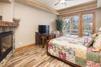 Centrally Located Luxury Home right on Rock Creek perfect for Large Groups - balcony