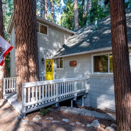 Pine Tree Hideaway with flat property/parking