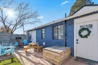 Downtown Blueberry Bungalow w/AC, Fully Fenced Yard, 3 Smart TVs, W/D, Fast WiFi - Bungalows