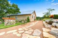 Hill Country views, beautiful sunsets, private, and natural wildlife. - 4성급
