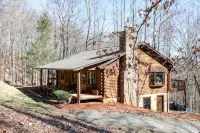 Relax in Nature's Beauty: Private Log Cabin w/ Two Spacious, Open Living Areas - balcon