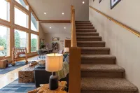 Modern Chalet with Lake Views in Marina Area - 4-Star