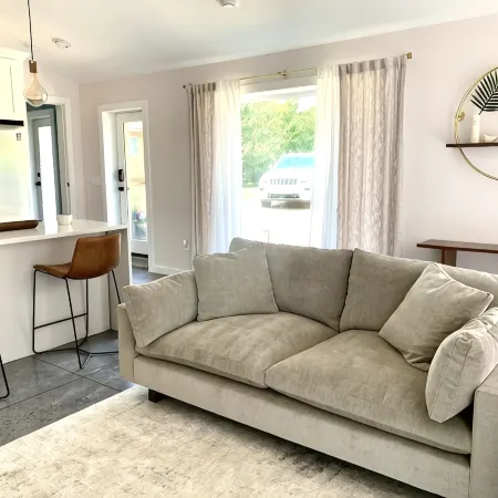 Cozy Carriage House in Downtown Forest City!