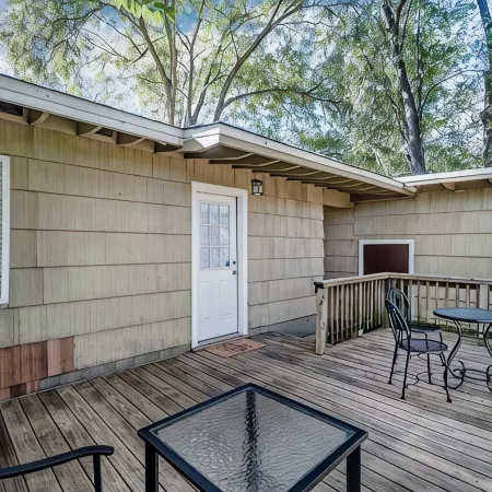 Relax in Shady Oaks Near Hospitals & Dining