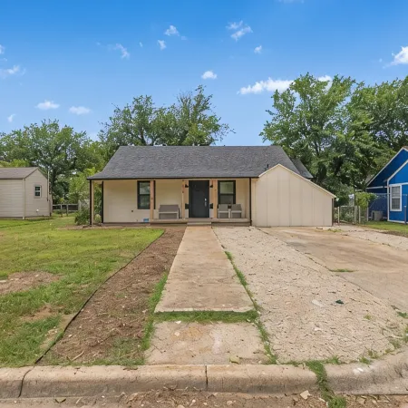 Fully Renovated 3 Bed/3Bath House 1 1/2 Blocks from AT&T Stadium