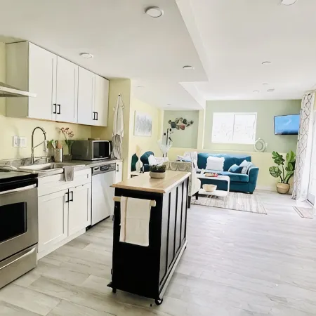 Cheerfull 2 bedroom Basement Apartment