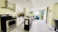 Cheerfull 2 bedroom Basement Apartment - บังกะโล