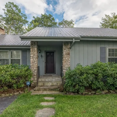 Alpine Bliss - Walk to slopes, dog friendly, fenced yard!