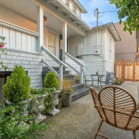 NEW Best LOCATION in Downtown Edmonds