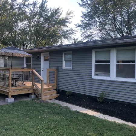 Quaint recently renovated house walking distance to  Lake Shore Park.