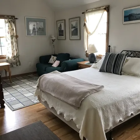Charming 2 Bedroom Rental Pond Village Area Available  June 8-17