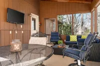 Perfect Summer Get Away! Charming 4 Bedroom Lake Front Home. - 3성급