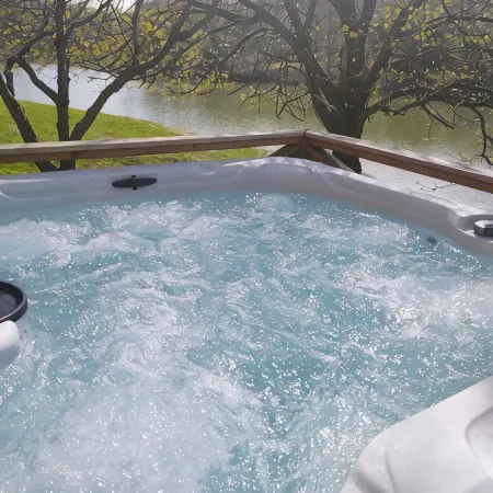Beautiful Private Lakefront Cottage with Hot tub