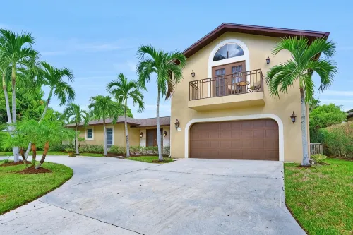 Pet-Friendly Two-Story Home with Pool, Spa, and Grill - موقف سيارات