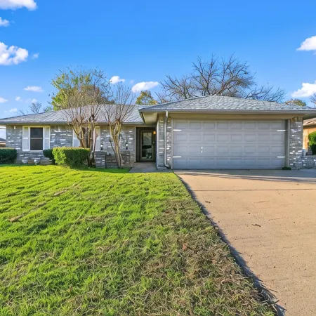Cozy Updated Home w/ Hot Tub minutes from DFW Airport