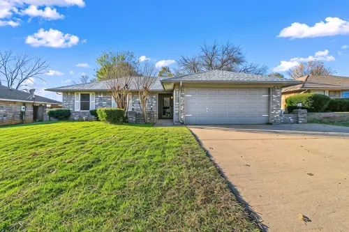 Cozy Updated Home w/ Hot Tub minutes from DFW Airport - Homestays